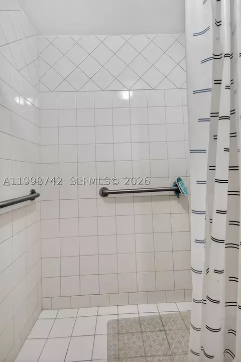 Bath - 733 W 33rd St, Hialeah, FL 33012 photo 8 of 8