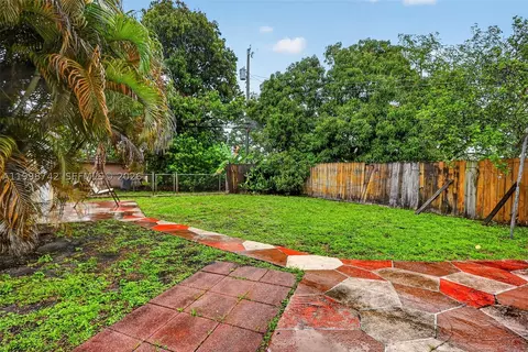 Exterior - 733 W 33rd St, Hialeah, FL 33012 photo 1 of 4