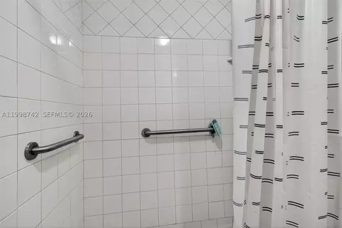 Bath - 733 W 33rd St, Hialeah, FL 33012 photo 7 of 8