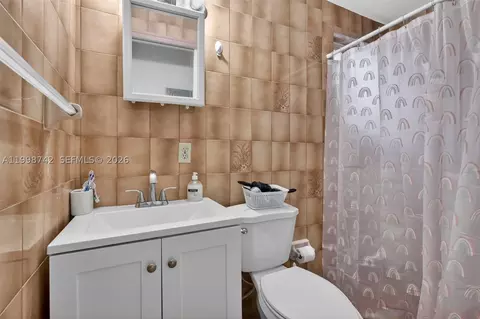 Bath - 733 W 33rd St, Hialeah, FL 33012 photo 3 of 8