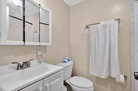 Bath - 733 W 33rd St, Hialeah, FL 33012 photo 5 of 8