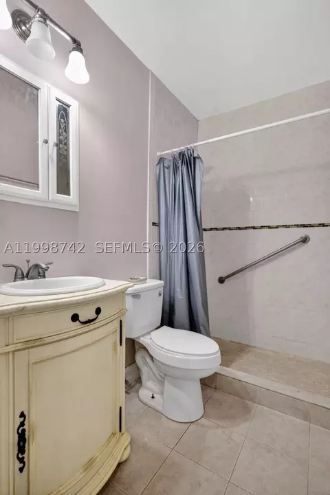 Bath - 733 W 33rd St, Hialeah, FL 33012 photo 2 of 8