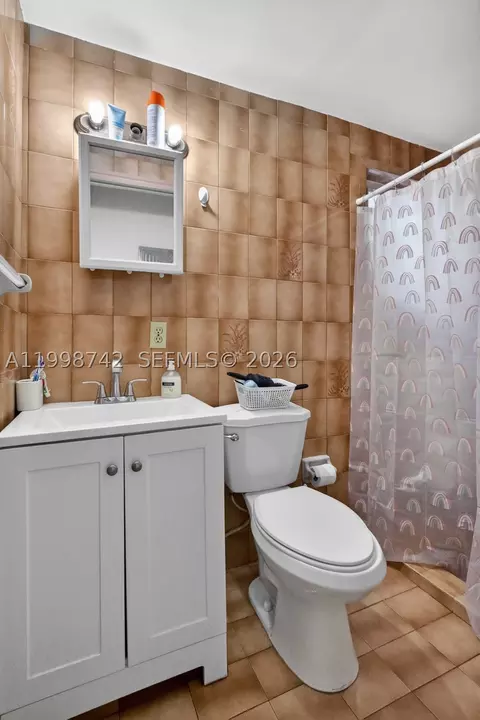 Bath - 733 W 33rd St, Hialeah, FL 33012 photo 4 of 8