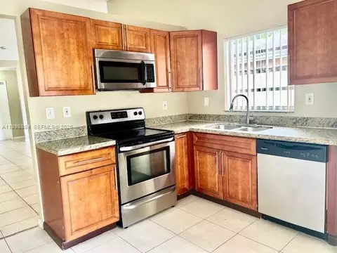 Kitchen - 19922 NW 67th Pl, Hialeah, FL 33015 photo 1 of 2
