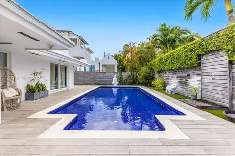 Exterior - 524 Warren Ln, Key Biscayne, FL 33149 photo 6 of 13