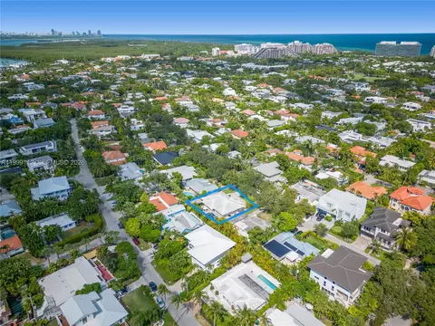 View/Area - 524 Warren Ln, Key Biscayne, FL 33149 photo 9 of 12