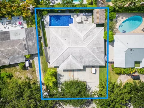 View/Area - 524 Warren Ln, Key Biscayne, FL 33149 photo 3 of 12