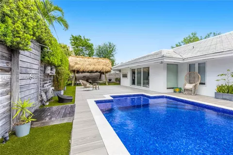 Exterior - 524 Warren Ln, Key Biscayne, FL 33149 photo 9 of 13