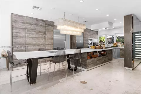 Kitchen - 524 Warren Ln, Key Biscayne, FL 33149 photo 6 of 7