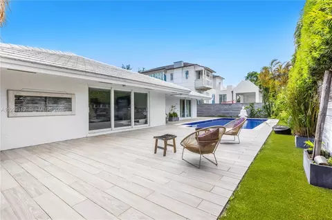 Exterior - 524 Warren Ln, Key Biscayne, FL 33149 photo 5 of 13