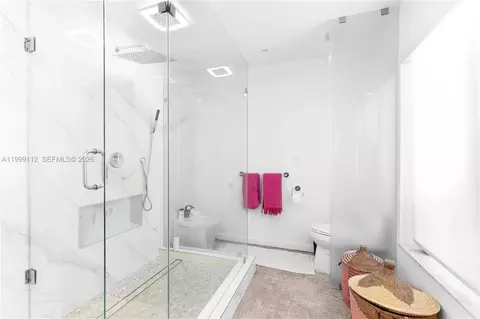 Bath - 524 Warren Ln, Key Biscayne, FL 33149 photo 1 of 6