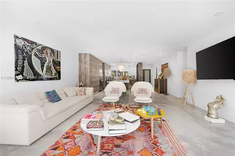 Living - 524 Warren Ln, Key Biscayne, FL 33149 photo 3 of 4