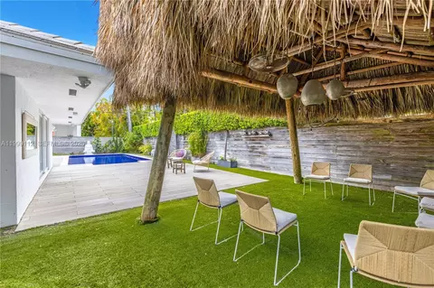 Exterior - 524 Warren Ln, Key Biscayne, FL 33149 photo 2 of 13
