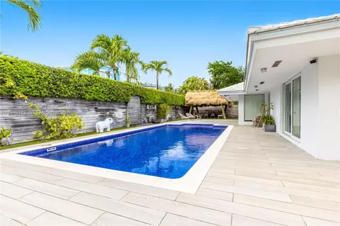 Exterior - 524 Warren Ln, Key Biscayne, FL 33149 photo 8 of 13