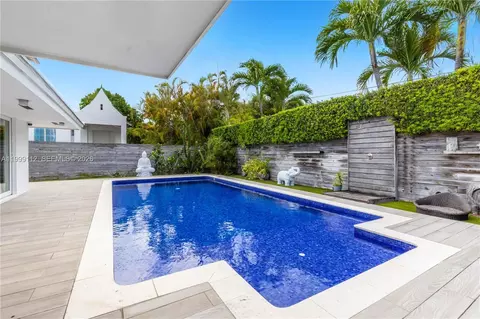 Exterior - 524 Warren Ln, Key Biscayne, FL 33149 photo 7 of 13