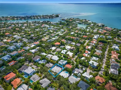 View/Area - 524 Warren Ln, Key Biscayne, FL 33149 photo 7 of 12