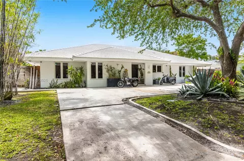 Exterior - 524 Warren Ln, Key Biscayne, FL 33149 photo 11 of 13