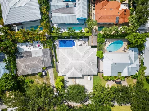 View/Area - 524 Warren Ln, Key Biscayne, FL 33149 photo 5 of 12