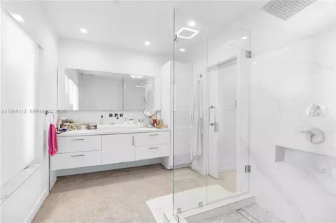 Bath - 524 Warren Ln, Key Biscayne, FL 33149 photo 2 of 6
