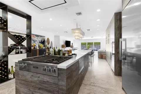 Kitchen - 524 Warren Ln, Key Biscayne, FL 33149 photo 3 of 7