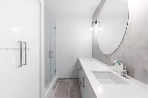 Bath - 524 Warren Ln, Key Biscayne, FL 33149 photo 3 of 6