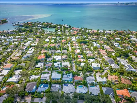 View/Area - 524 Warren Ln, Key Biscayne, FL 33149 photo 6 of 12