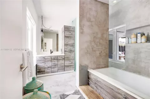 Bath - 524 Warren Ln, Key Biscayne, FL 33149 photo 5 of 6