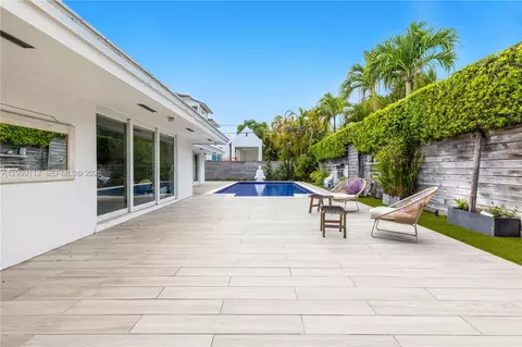 Exterior - 524 Warren Ln, Key Biscayne, FL 33149 photo 4 of 13