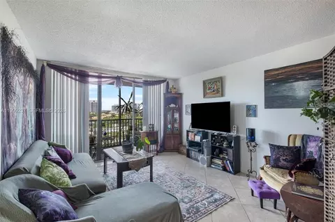 3475 N Country Club Dr #619, Aventura, FL 33180