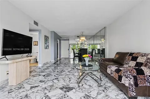 4330 Hillcrest Dr #405, Hollywood, FL 33021