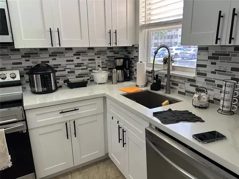 8021 N Sunrise Lakes Dr #101, Sunrise, FL 33322