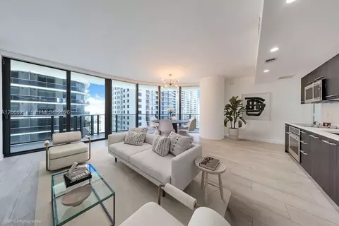 45 SW 9th St #1808, Miami, FL 33130