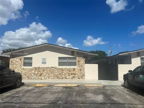 904 SW 10th St, Hallandale Beach, FL 33009