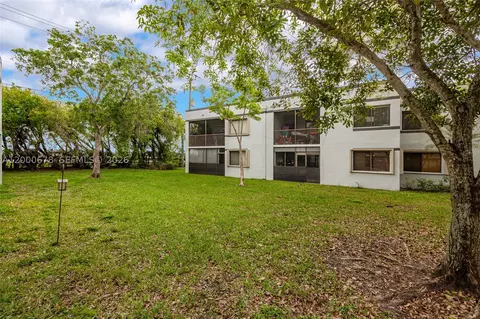 159 Lakeview Dr #102, Weston, FL 33326