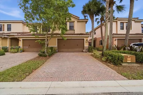 110 E Riverwalk Cir E, Plantation, FL 33325