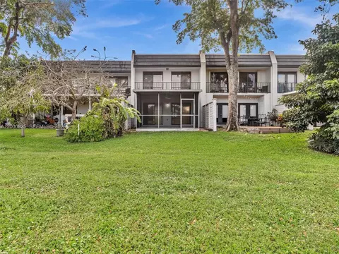 Exterior - 19174 Bobolink Dr, Hialeah, FL 33015 photo 1 of 10