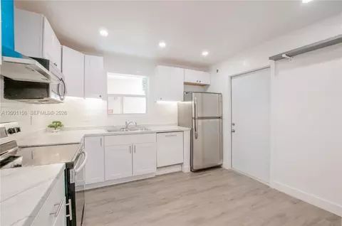 300 S Luna Ct #2, Hollywood, FL 33021