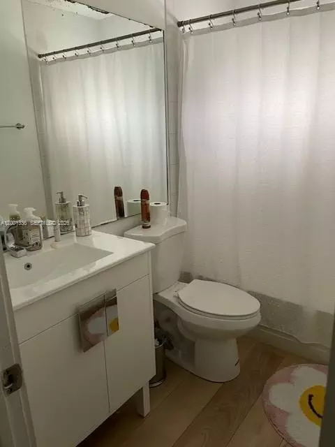 Bath - Undisclosed, Hialeah, FL 33016 photo 1 of 1