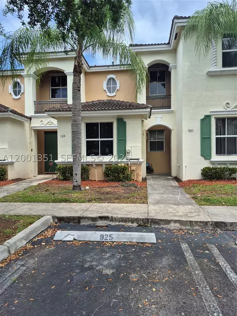 921 NE 42nd Pl, Homestead, FL 33033