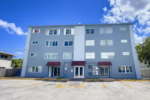 1060 Crystal Lake Dr #401, Pompano Beach, FL 33064