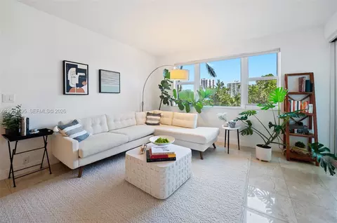 20000 E Country Club Dr #314, Aventura, FL 33180