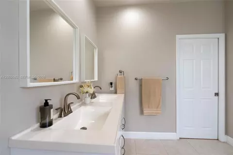 Bath - 2557 Jardin Ter, Weston, FL 33327 photo 8 of 8