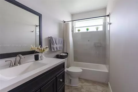 Bath - 2557 Jardin Ter, Weston, FL 33327 photo 7 of 8
