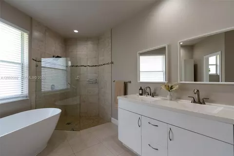 Bath - 2557 Jardin Ter, Weston, FL 33327 photo 3 of 8