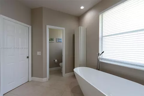 Bath - 2557 Jardin Ter, Weston, FL 33327 photo 2 of 8