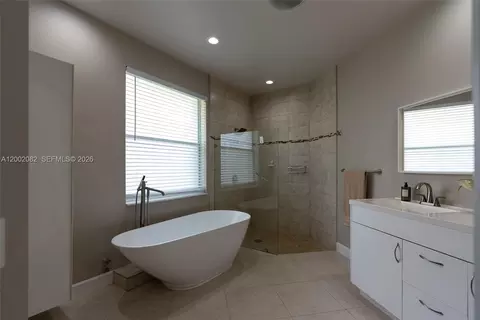 Bath - 2557 Jardin Ter, Weston, FL 33327 photo 4 of 8
