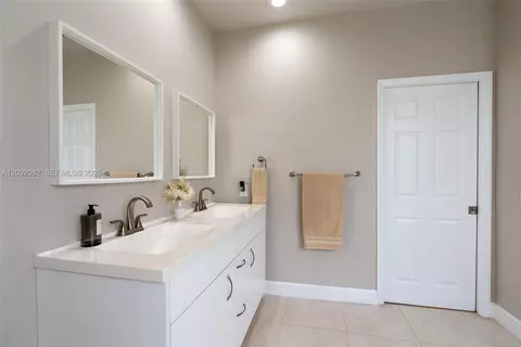 Bath - 2557 Jardin Ter, Weston, FL 33327 photo 1 of 8