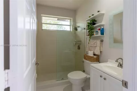 Bath - 2557 Jardin Ter, Weston, FL 33327 photo 6 of 8