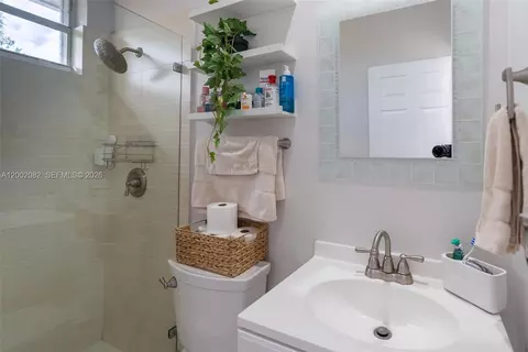 Bath - 2557 Jardin Ter, Weston, FL 33327 photo 5 of 8