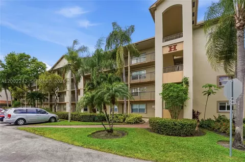 700 SW 137th Ave #215H, Pembroke Pines, FL 33027